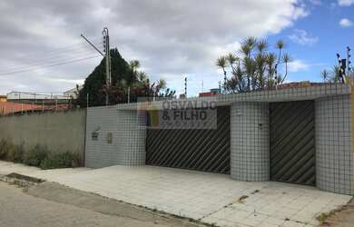 Imagem: A casa possui 5 Dormitórios, 2 Suítes, 1 Banheiro, 3 Vagas