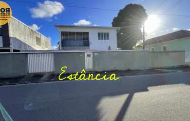 Imagem: A casa possui 4 Dormitórios, 1 Suíte, 1 Banheiro, 6 Vagas