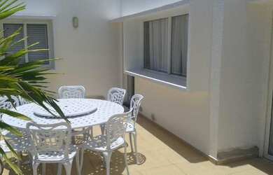 Imagem: A casa possui 4 Dormitórios, 2 Suítes, 1 Banheiro, 5 Vagas