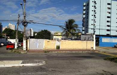 Imagem: A casa possui 3 Dormitórios, 1 Suíte, 1 Banheiro, 4 Vagas