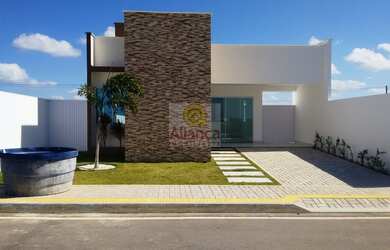 Imagem: A casa possui 3 Dormitórios, 1 Banheiro, 2 Vagas na garagem