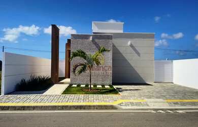 Imagem: A casa possui 3 Dormitórios, 1 Banheiro, 2 Vagas na garagem