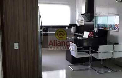 Imagem: A casa possui 4 Dormitórios, 4 Suítes, 1 Banheiro, 2 Vagas