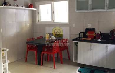 Imagem: A casa possui 4 Dormitórios, 3 Suítes, 1 Banheiro, 2 Vagas