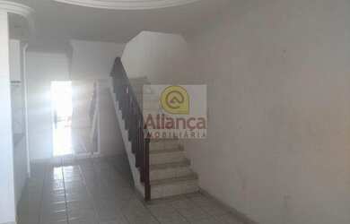 Imagem: A casa possui 3 Dormitórios, 1 Suíte, 1 Banheiro, 5 Vagas