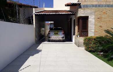 Imagem: A casa possui 3 Dormitórios, 1 Suíte, 1 Banheiro, 3 Vagas