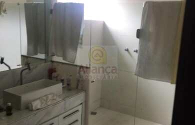 Imagem: A casa em condomínio à venda possui 5 Dormitórios, 2 Suítes