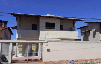 Imagem: A casa possui 3 Dormitórios, 2 Suítes, 1 Banheiro, 2 Vagas