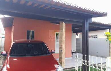 Imagem: A casa possui 3 Dormitórios, 1 Suíte, 1 Banheiro, 2 Vagas