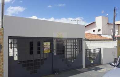 Imagem: A casa possui 4 Dormitórios, 1 Suíte, 1 Banheiro, 2 Vagas