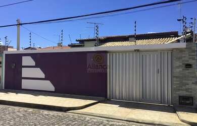 Imagem: A casa possui 3 Dormitórios, 1 Suíte, 1 Banheiro, 3 Vagas