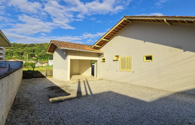 Imagem: A casa possui 2 Dormitórios, 1 Banheiro, 1 Vaga na garagem