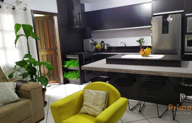 Imagem: A casa possui 4 Dormitórios, 2 Banheiros, 2 Vagas na garagem