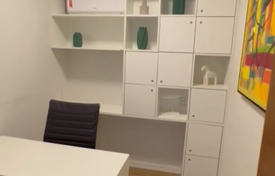 Imagem: A sala comercial possui 33m² de Área Privada, Imóvel mobiliado