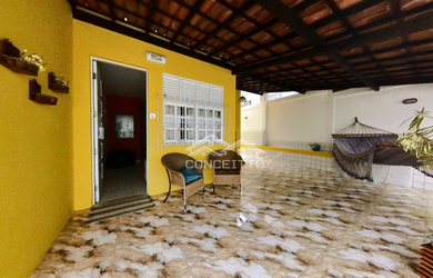 Imagem: A casa possui 3 Dormitórios, 2 Suítes, 2 Banheiros, 5 Vagas