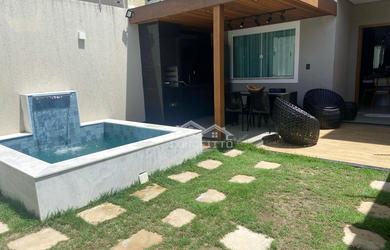 Imagem: A casa possui 4 Dormitórios, 2 Suítes, 2 Banheiros, 1 Vaga