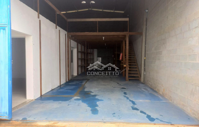 Imagem: O depósito possui 2 Banheiros, 2 Vagas na garagem, 550m² de