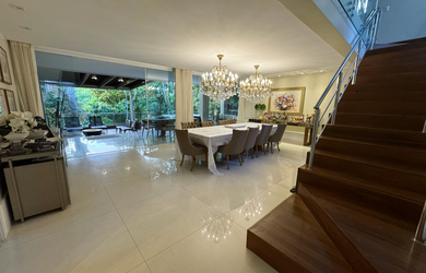 Imagem: A casa possui 4 Dormitórios, 4 Suítes, 6 Banheiros, 6 Vagas