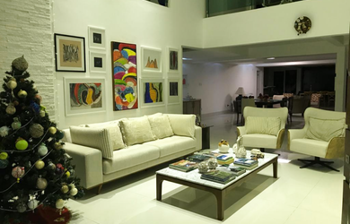 Imagem: A casa possui 4 Dormitórios, 4 Suítes, 6 Banheiros, 4 Vagas