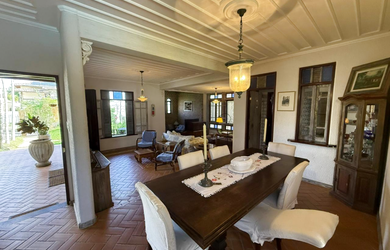 Imagem: A casa possui 5 Dormitórios, 2 Suítes, 4 Banheiros, 3 Vagas