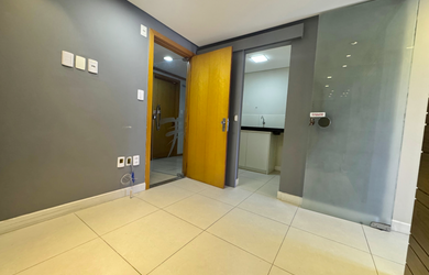 Imagem: A sala comercial possui 2 Banheiros, 2 Vagas na garagem, 56m²