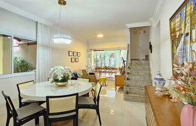 Imagem: A casa possui 3 Dormitórios, 3 Suítes, 5 Banheiros, 360m²