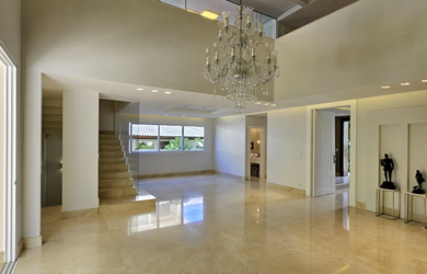 Imagem: A casa possui 6 Dormitórios, 6 Suítes, 8 Banheiros, 10 Vagas