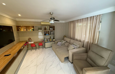 Imagem: A casa possui 4 Dormitórios, 4 Suítes, 6 Banheiros, 5 Vagas