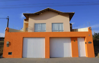 Imagem: A casa possui 4 Dormitórios, 2 Suítes, 4 Banheiros, 4 Vagas