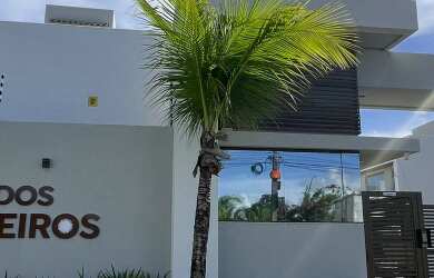 Imagem: A casa possui 4 Dormitórios, 3 Suítes, 1 Banheiro, 2 Vagas