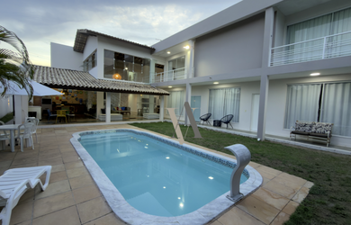 Imagem: A casa possui 7 Dormitórios, 6 Suítes, 7 Banheiros, 3 Vagas