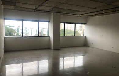 Imagem: A sala comercial possui 2 Banheiros, 2 Vagas na garagem, 67m²