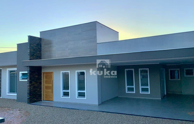 Imagem: A casa possui 3 Dormitórios, 1 Suíte, 1 Banheiro, 2 Vagas