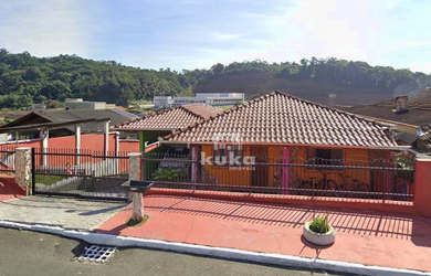 Imagem: A casa possui 5 Dormitórios, 1 Suíte, 2 Banheiros, 392m²