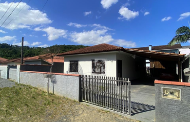 Imagem: A casa possui 2 Dormitórios, 1 Banheiro, 2 Vagas na garagem