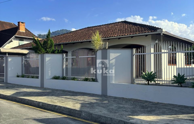 Imagem: A casa possui 3 Dormitórios, 2 Banheiros, 1 Vaga na garagem