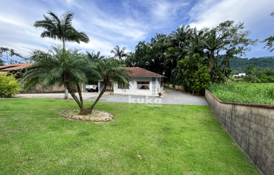 Imagem: A casa possui 4 Dormitórios, 2 Banheiros, 2 Vagas na garagem