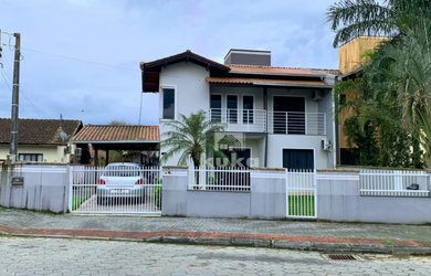 Imagem: A casa possui 3 Dormitórios, 1 Suíte, 1 Banheiro, 109m² de