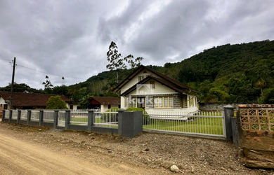 Imagem: A casa possui 2 Dormitórios, 2 Banheiros, 1 Vaga na garagem