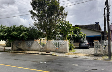 Imagem: A casa possui 3 Dormitórios, 1 Banheiro, 1 Vaga na garagem