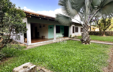 Imagem: A casa possui 5 Dormitórios, 2 Banheiros, 2 Vagas na garagem