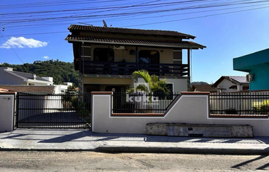 Imagem: A casa possui 3 Dormitórios, 1 Suíte, 2 Banheiros, 1 Vaga
