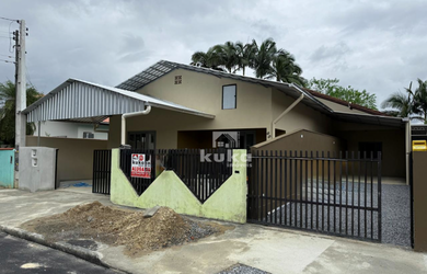 Imagem: A casa possui 3 Dormitórios, 1 Banheiro, 1 Vaga na garagem