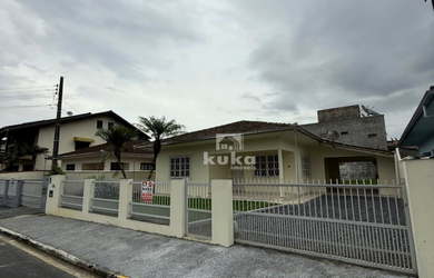 Imagem: A casa possui 3 Dormitórios, 1 Banheiro, 1 Vaga na garagem