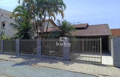 Imagem: A casa possui 3 Dormitórios, 1 Banheiro, 2 Vagas na garagem