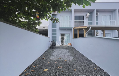 Imagem: A casa possui 2 Dormitórios, 1 Banheiro, 1 Vaga na garagem