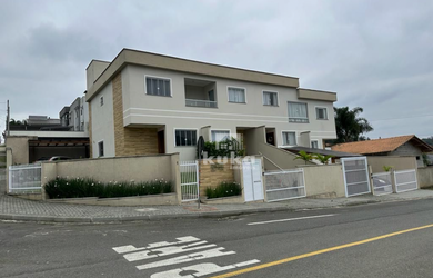 Imagem: A casa possui 2 Dormitórios, 2 Suítes, 2 Vagas na garagem