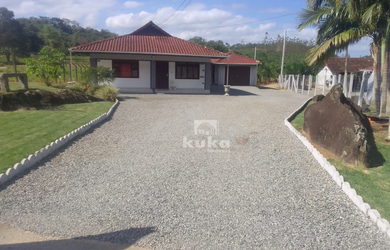 Imagem: A chácara possui 115m² de Área Privada, Varanda e está