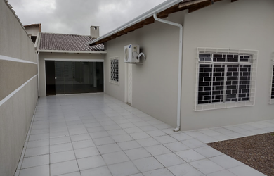 Imagem: A casa possui 2 Dormitórios, 1 Banheiro, 4 Vagas na garagem