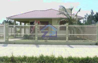 Imagem: A casa possui 3 Dormitórios, 2 Banheiros, 390m² de Área e